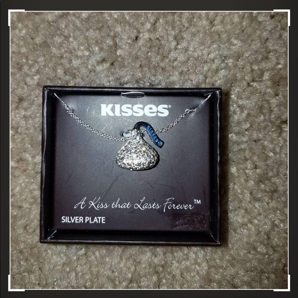 Kisses necklace